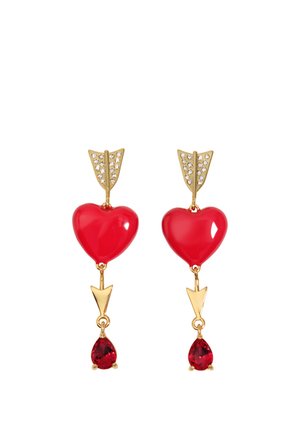 Kolczyki w kolorze złota z czerwonymi zawieszkami w kształcie serca, małymi przezroczystymi kryształami na grotach strzał i zwisającymi czerwonymi kamieniami w kształcie łezki.