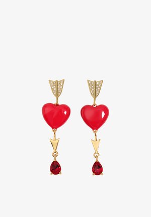 Auksu dengtų auskarų su raudonais širdies formos pakabukais, mažais skaidriais kristalais strėlytės viršūnėse ir kabančiais raudonais ašaros formos brangakmeniais.