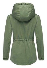 Giacca verde oliva con cappuccio regolabile, vita cinchata e maniche lunghe; presenta una trama di tessuto liscia e un design semplice e minimalista.