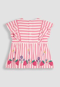 Vaaleanpunainen raidallinen mekko, jossa on frillahihoja, valkoisia raitoja, nappikiinnitys sekä värikkäitä brodeerattuja mansikoita ja kukkia helman kohdalla.