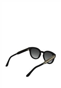 Czarne okulary przeciwsłoneczne z szarymi soczewkami, zaokrąglonymi oprawkami i teksturowanymi złotymi akcentami na zausznikach. Na zawiasie zielone detale.