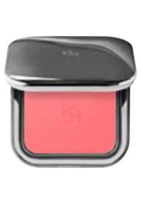 Fyrkantig rougecompact med ett blanka silverlock. Innehåller mjukt rosa rouge. Slät textur, minimalistisk design och graverad logotyp på ytan.