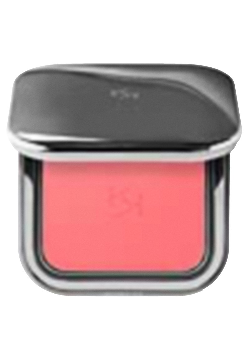 Fyrkantig rougecompact med ett blanka silverlock. Innehåller mjukt rosa rouge. Slät textur, minimalistisk design och graverad logotyp på ytan.