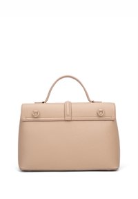 Borsa a struttura beige in pelle texturizzata con manico superiore, dotata di chiusura a patta e dettagli hardware circolari.