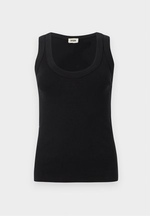 Schwarzes, geripptes Stoff-Top mit breiten Trägern und Rundhalsausschnitt, Markenlabel "DRYKORN" am hinteren Kragen innen.