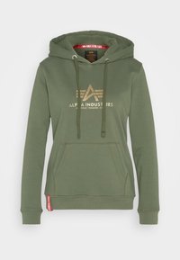 Felpa verde oliva con cappuccio regolabile, tasca frontale e logo stampato in oro. Presenta polsini e orlo a coste con un'etichetta di marca sul lato.