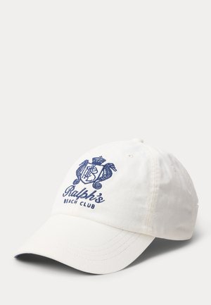 Bela baseball kapa s temnordečim vezenim grbom in napisom "Ralph's Beach Club" spredaj, rahlo ukrivljenim ščitnikom.