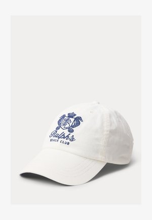 Bela baseball kapa s temnordečim vezenim grbom in napisom "Ralph's Beach Club" spredaj, rahlo ukrivljenim ščitnikom.