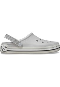 Zoccolo in gomma grigia con una fascia posteriore, fori di ventilazione, strisce nere e un prominente logo "CROCS" sul tallone. Texture liscia.