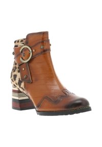 Bottine en cuir marron avec un dos en imprimé léopard, une boucle décorative et un talon multicolore rayé. Présente une surface texturée et des détails de couture.