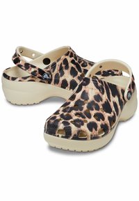 Lage clogs met luipaardprint en een beige zool, gemaakt van lichtgewicht materiaal. Voorzien van ventilatiegaten en een achterband voor een veilige fit.