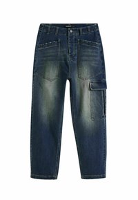 Pantalones cargo de mezclilla en azul oscuro, con un corte relajado, múltiples bolsillos, textura desvaída y detalle de costura en la cintura.