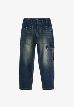 Kratke traperice u tamnoplavoj boji, s opuštenim krojem, višestrukim džepovima, izblijedjelom teksturom i detaljima šivanja na pojasu.