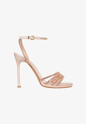 Sandalo beige con tacco alto, con sottili cinturini scintillanti sulla punta e alla caviglia, con fibbia dorata e tacco a stiletto.