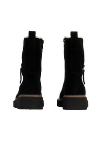 Zwarte suède enkellaarsjes met een textuurafwerking, rits aan de zijkant en een contrasterende bruine zool. Kort, blokhak ontwerp.