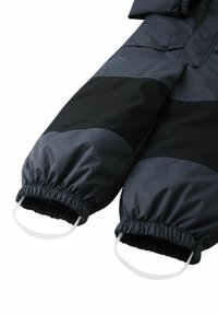 Dwa sekcje wodoodpornej kurtki w ciemnoszarym i czarnym kolorze z elastycznymi mankietami oraz białymi sznurkami ściągającymi na nadgarstkach. Gładka tekstura, smukły design.