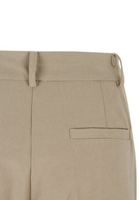 Beige byxor med flat front, bälteshällor, dragkedja och en bakficka med infällt snitt. Slät textur och skräddarsydd passform.