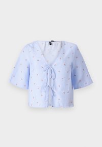 Blouse à rayures bleu clair avec manches courtes, col en V et fermeture à nouer devant. Décorée de petites broderies florales rouges et vertes.