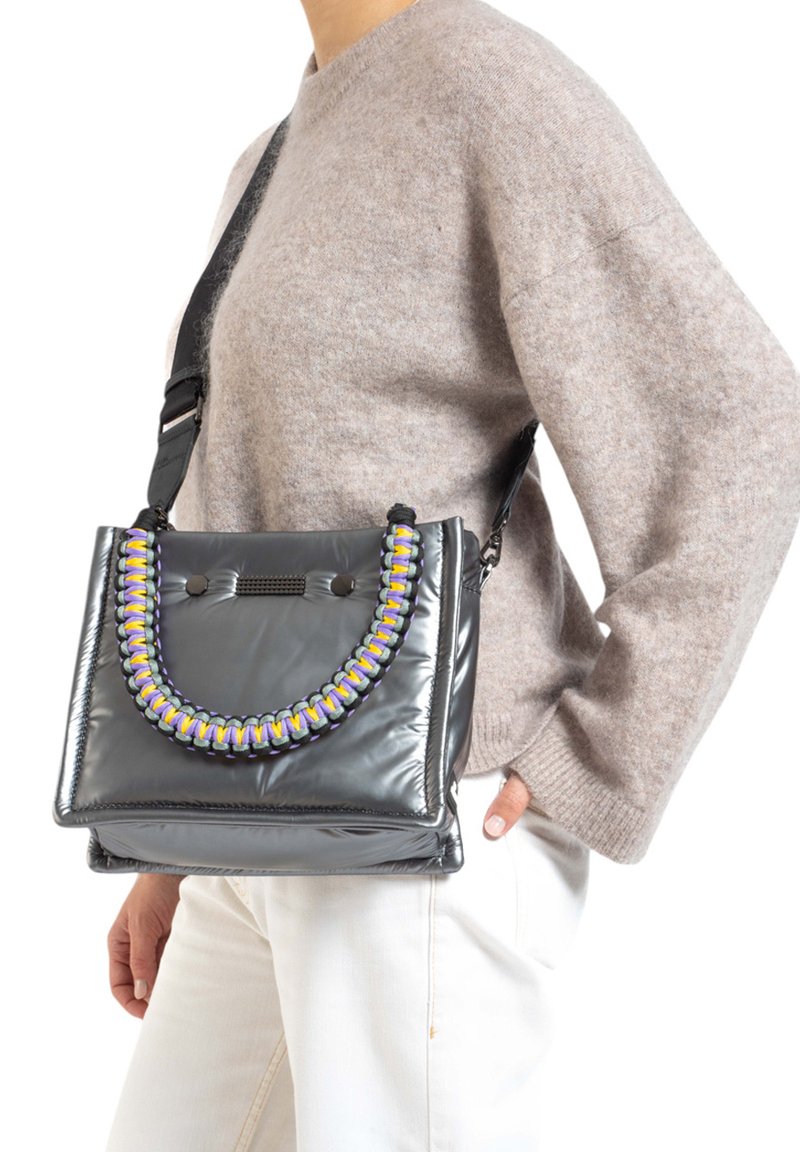 Sac à main en cuir verni gris avec une anse tressée multicolore épaisse et une forme rectangulaire épurée. Comprend une bandoulière réglable.