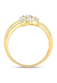 Bague en or avec un bandeau lisse orné de plusieurs pierres bleu clair, présentées dans un design à griffes, offrant une apparence élégante et moderne.