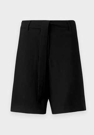 Shorts noirs en lin avec taille haute, dotés d'une ceinture en tissu et de poches latérales, texture lisse et coupe ample.