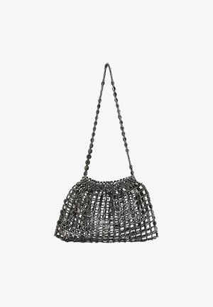 Schwarze Perlenhandtasche mit gerafftem oberen Teil, ausgestattet mit einem Kettenhenkel und einem offenen Gewebedesign. Glatte Textur mit glänzenden Akzenten.