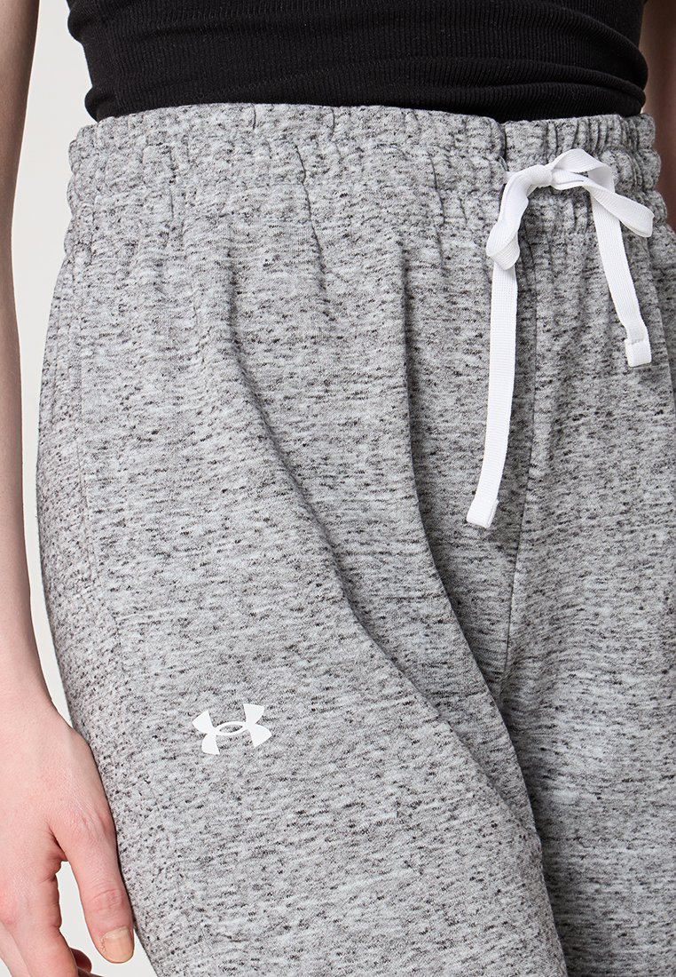 Joggers de sport gris en tissu texturé, dotés d'une taille élastique avec cordon de serrage et d'un accent de logo blanc.