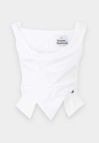 Λευκό ασύμμετρο τοπ χωρίς μανίκια με ντραπέ λεπτομέρειες, αιχμηρή κάτω άκρη και μικρό πολύχρωμο λογότυπο Vivienne Westwood κοντά στη μέση.