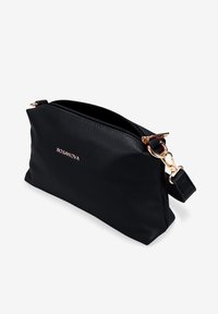 Bolso de pouch de cuero negro con una superficie texturizada, herrajes dorados, cierre de cremallera y correa desmontable. El nombre de la marca "BOSANOVA" está grabado.