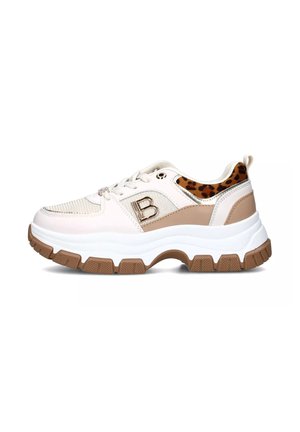 Sneaker bianchi e beige con suola spessa, tessuto testurizzato, dettagli metallici e un motivo leopardato sul tallone.