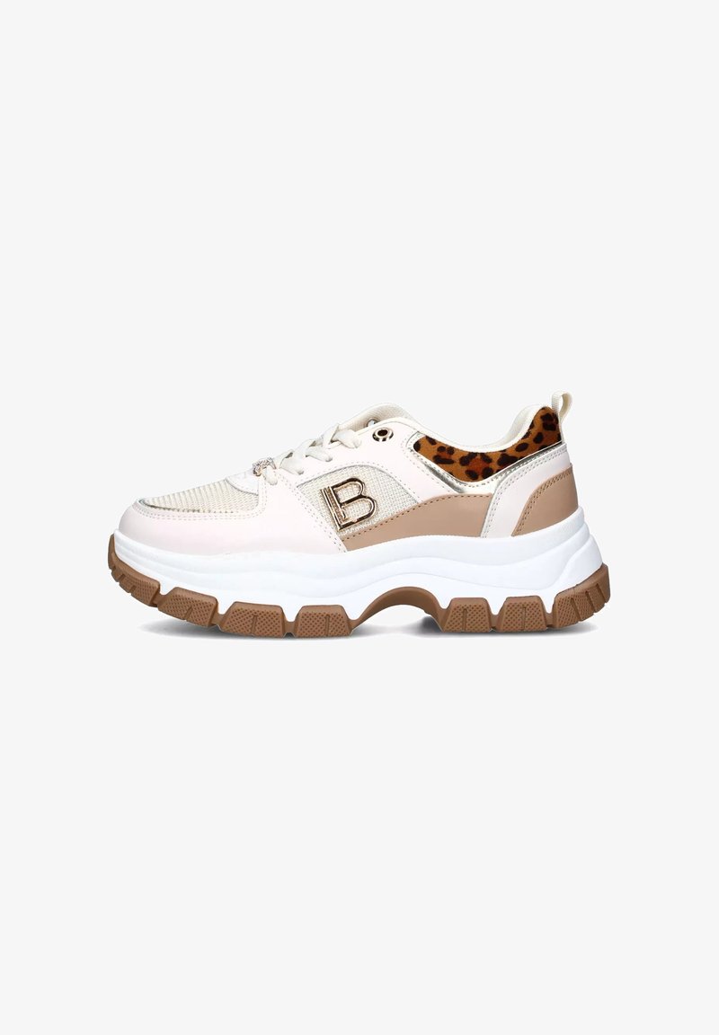 Sneaker bianchi e beige con suola spessa, tessuto testurizzato, dettagli metallici e un motivo leopardato sul tallone.