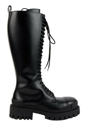 Bota alta negra de cuero con cordones, suela gruesa con relieve y lengüeta trasera, mostrada de perfil sobre fondo blanco.