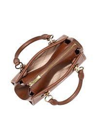 Bolso de mano de cuero marrón con herrajes dorados, que cuenta con un cierre de cremallera y un interior acolchado, dos asas y una forma rectangular compacta.