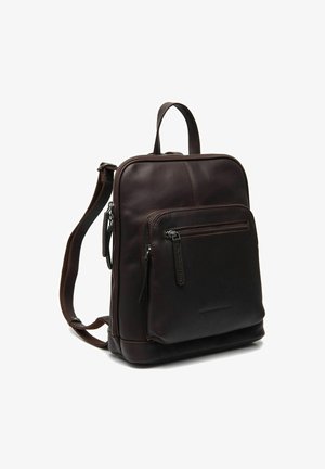 Dunkelbrauner Leder-Rucksack mit Front-Reißverschlussfach, Obergriff und verstellbaren Schultergurten, auf weißem Hintergrund aufrecht stehend.