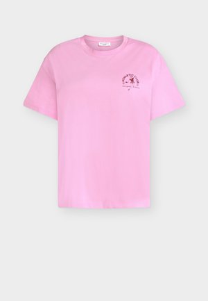 T-shirt rose à manches courtes avec col rond, petit graphisme noir et texte "Athletic Club" sur la poitrine gauche.