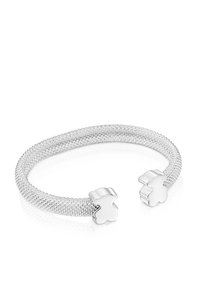 Pulsera de malla plateada con dos extremos de broche en forma de flor, que presenta un acabado suave y pulido, con un diseño flexible y texturizado.