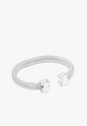 Pulsera de malla plateada con dos extremos de broche en forma de flor, que presenta un acabado suave y pulido, con un diseño flexible y texturizado.