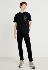 Jack & Jones JJSCULLY TEE CREW NECK - T-shirts med print - black
