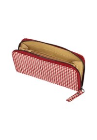Rød og beige mønstret pung med lynlås, der har en tekstureret overflade og et glat beige indre med kortholdere.