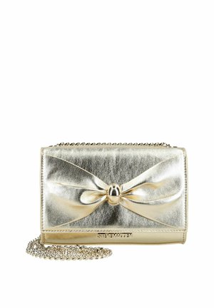 Goldfarbene Metallic-Clutch mit dekorativer Schleife in der Mitte und Kettenriemen, vorne unten mit dem Schriftzug "Steve Madden".