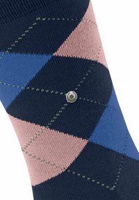 Skarpetka w wzór argyle w kolorze granatowym, różowym i niebieskim, z zielonym haftem oraz małym okrągłym metalowym emblematem przymocowanym do granatowej części w romb.