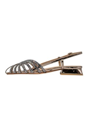 Sandalo metallico con tacco basso, cinturino slingback e molte fasce curve e scintillanti sulla zona delle dita, su sfondo bianco.