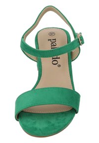 Sandalo verde in suede con una vasta fascia per le dita e una sottile fascia per la caviglia. Texture morbida e soletta beige. Fibbia regolabile per una vestibilità sicura.