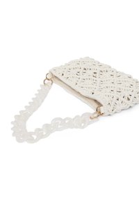 Borsa a tracolla in crochet bianco con un motivo testurizzato, dotata di una tracolla in plastica traslucida e inserti in acciaio dorato.