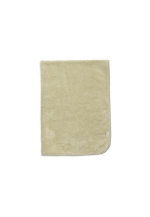 Zachte beige rechthoekige handdoek, gevouwen met afgeronde hoek, gemaakt van pluche stof tegen een witte achtergrond.