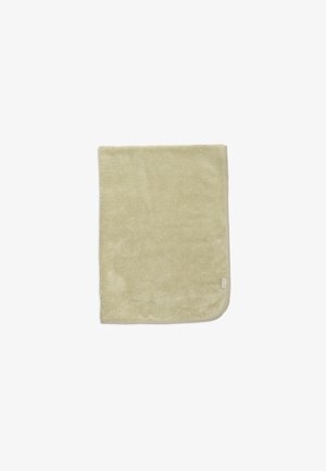 Serviette rectangulaire beige douce, pliée avec un coin arrondi, en tissu pelucheux sur fond blanc.