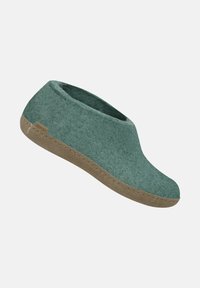 Pantoufle en feutre vert avec un dos fermé, texture lisse et semelle en caoutchouc beige. Présente un design minimaliste sans matériel visible.