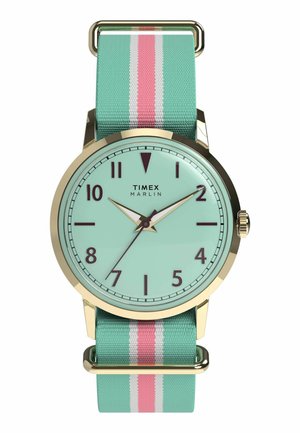 Montre Timex Marlin ronde en ton or avec cadran vert menthe, index horaires foncés, et bracelet en tissu assorti avec des rayures roses et blanches.