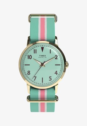 Kulaté hodinky Timex Marlin s pozlaceným odlévaným ciferníkem v mátově zelené barvě, tmavými hodinovými značkami a látkovým páskem ve stejném odstínu s růžovými a bílými pruhy.