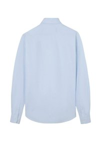 Camisa de manga larga azul claro con cuello y puños con botones, de textura suave y con dobladillo redondeado. La vista posterior no muestra patrones visibles ni piezas metálicas.